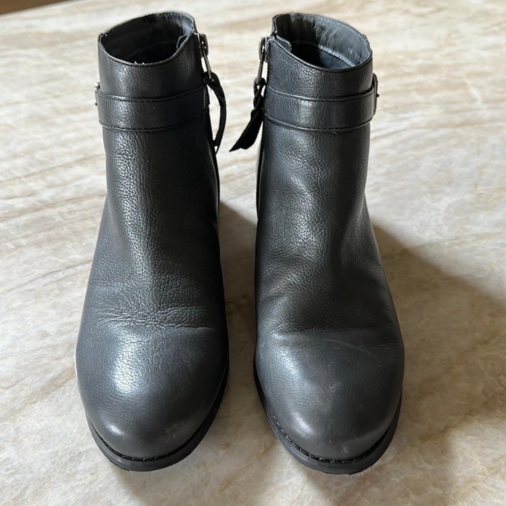 Trotters Gray Leather Booties size 8